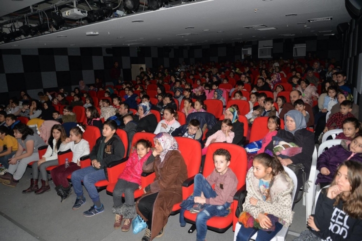 14 Bin Çocuk Ücretsiz Sinema Ve Tiyatro İle Buluştu