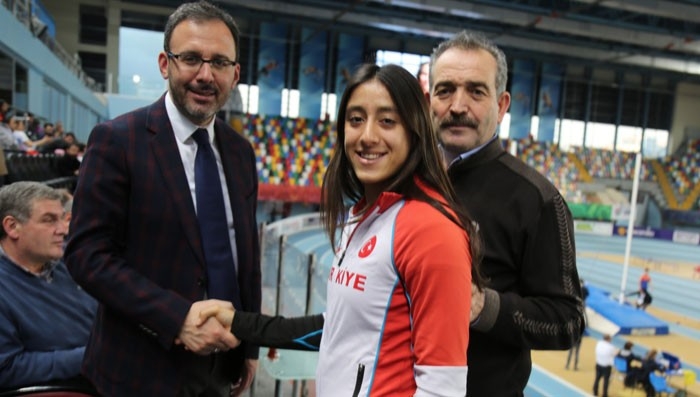 Mizgin Ay, Kendi Rekorunu Egale Etti