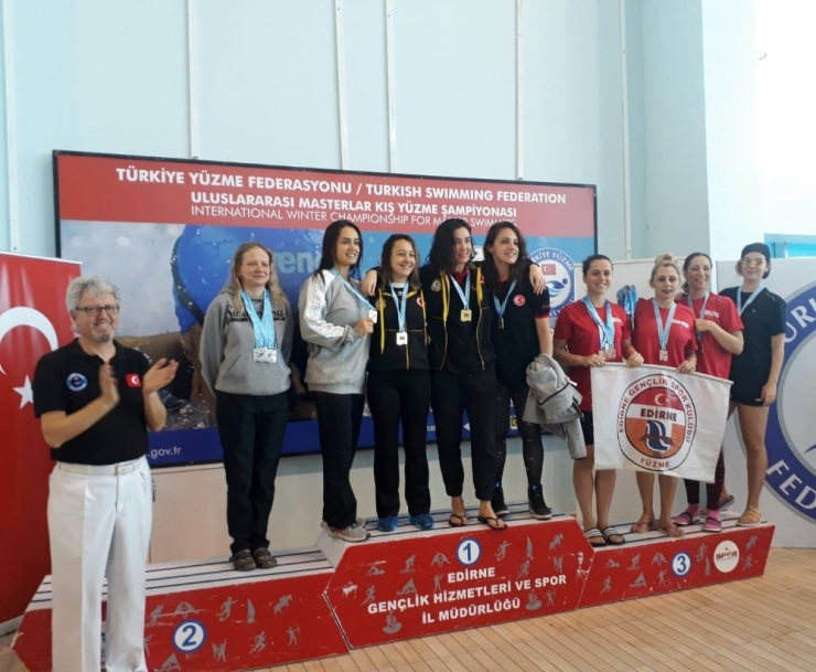 Edirne Gençlik Spor Yüzme Kulübü Sporcularından 17 Madalya