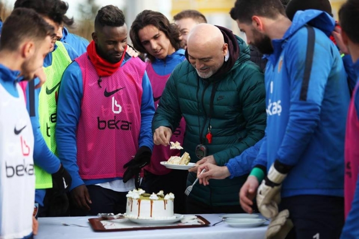 İdman Sahasında Doğum Günü Pastası
