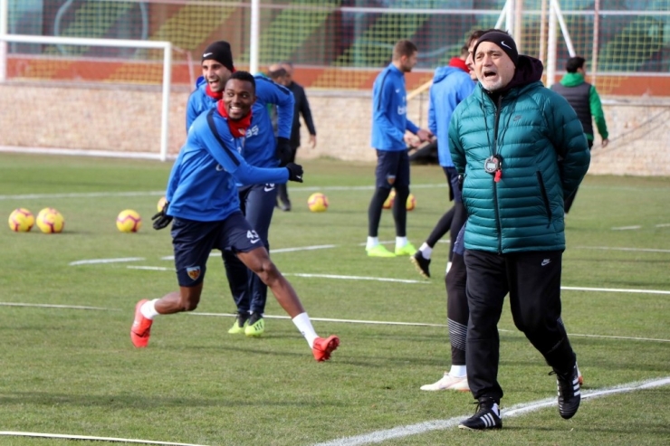 Hikmet Karaman: “3 Puanları Alıp Ligin Son Haftalarına Rahat Bir Şekilde Girmek İstiyoruz”