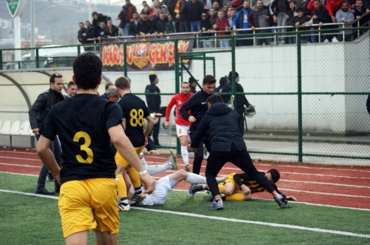 Amatör Maçta Kavga Çıktı, 8 Futbolcu Kırmızı Kart Gördü