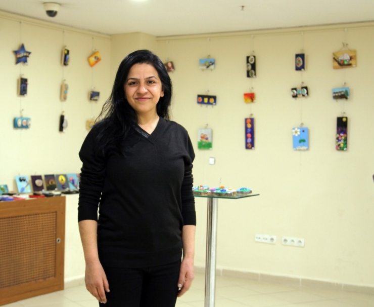 Taş Boyama Sergisi Kartal’da Ziyarete Açıldı