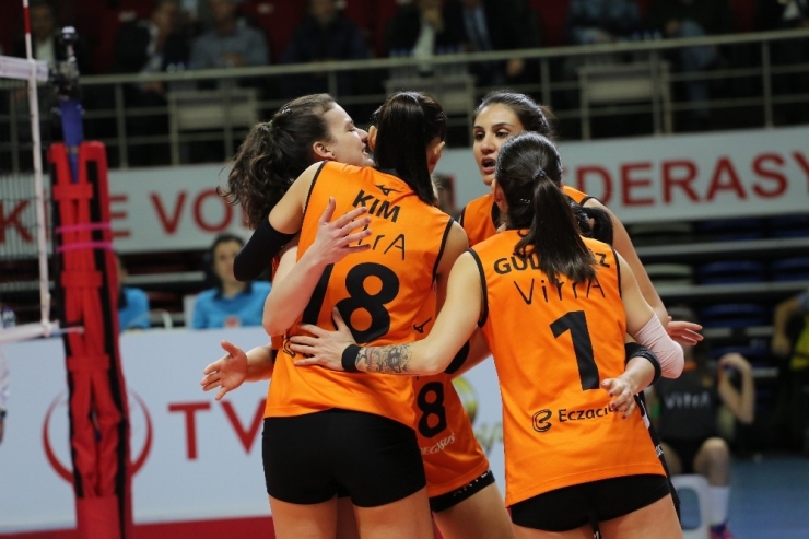 Eczacıbaşı Vitra, 4’de 4 Yaptı