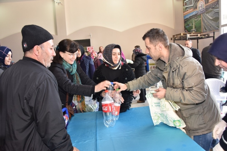 Plastik Şişeyi Kapan Kapalı Pazara Koştu