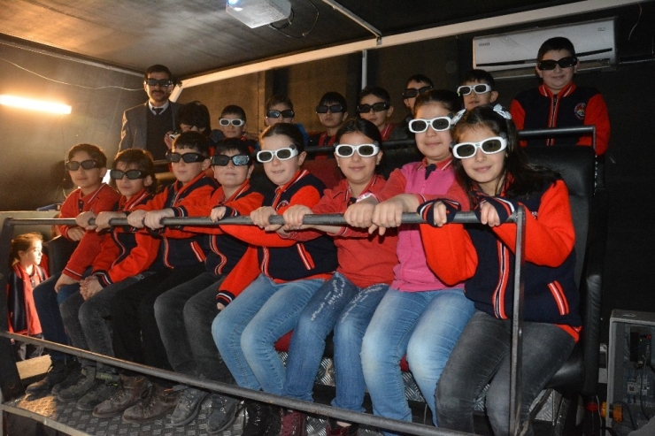 Öğrenciler 14d Sinemayla Tanıştı