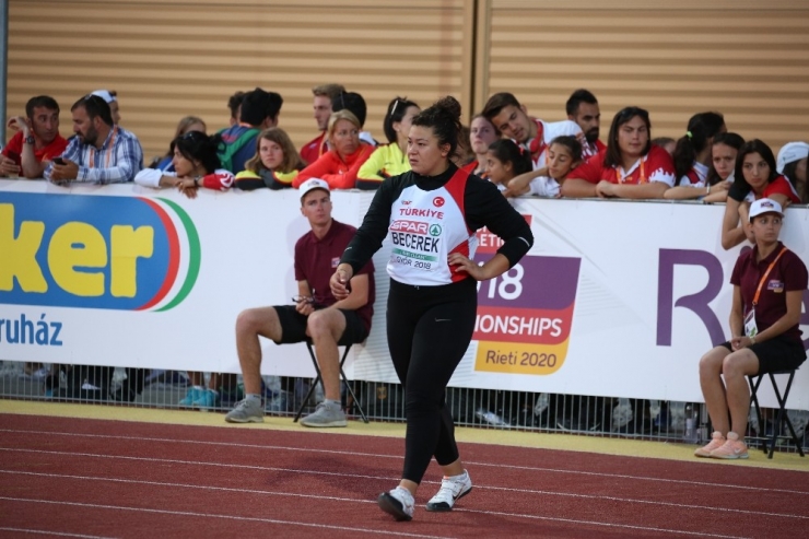 Özlem Becerek, Disk Atmadaki 26 Yıllık Rekoru Aştı