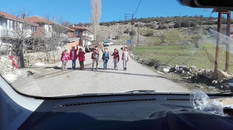 Öğretmenlerini Göndermemek İçin Kendilerini Aracın Önüne Attılar