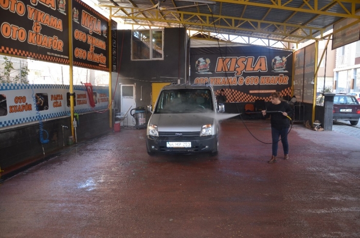 Kocası Vefat Edince 4 Çocuğuna Bakmak İçin Oto Yıkamacı Açtı