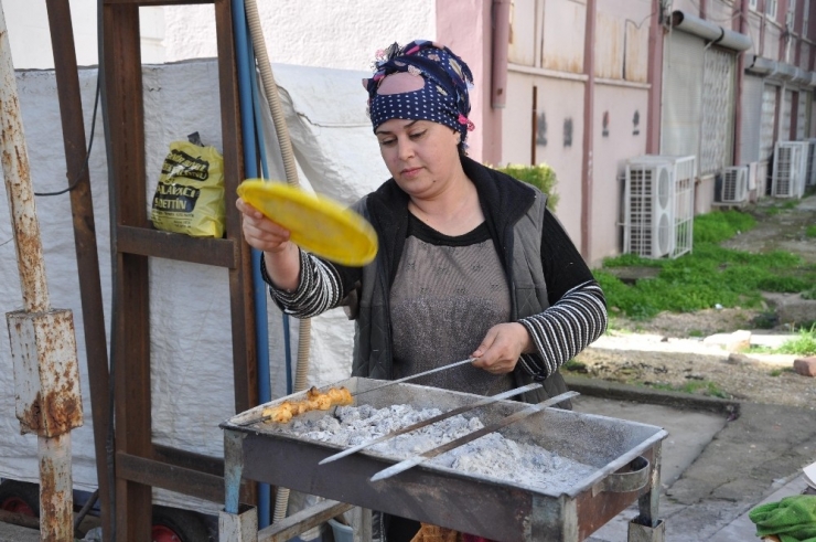 Suriyeli Kadın Ailesini Geçindirmek İçin Sokakta Tezgah Kurup Kebap Yapıyor