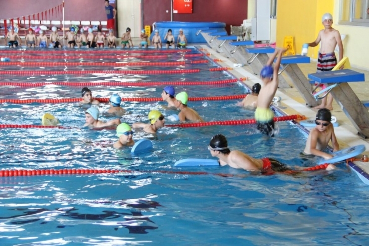 64 Yaşında Günde Bin Metre Yüzüyor