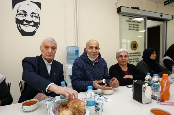 Yaşar, Kanser Günü Dolayısıyla Konukevi Sakinlerini Ziyaret Etti