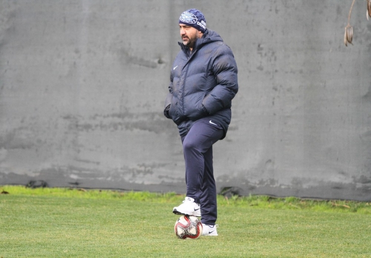 Adana Demirspor Teknik Direktör Özat İle İlk Antrenmana Çıktı