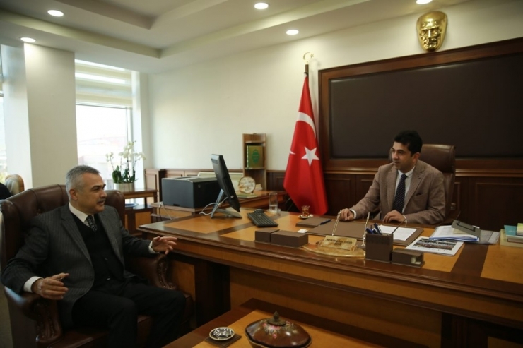 Mustafa Savaş; “Büyükşehir, Üniversiteyle Diyalog Kursa Daha Güzel Bir Aydın Olurdu”