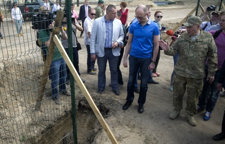 Ukrayna-rusya Sınırında Örülen Güvenlik Duvarının Yüzde 30’u Tamamlandı