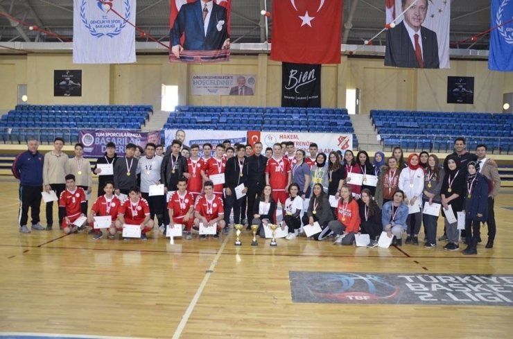 Hentbol Gençler Kız Erkek İl Birinciliği Müsabakaları Sona Erdi