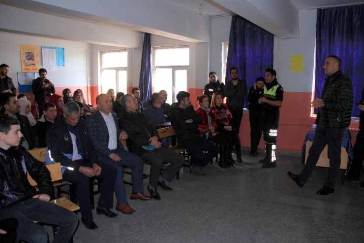 Muradiye’de Öncelik Hayatın, Öncelik Yayanın Konulu Seminer Verildi