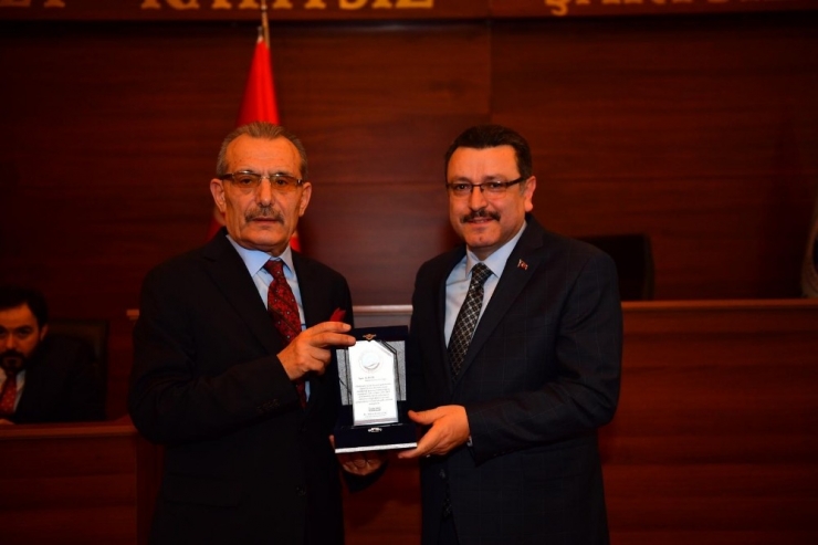 Genç, Belediye Meclis Üyelerine Plaket Takdim Etti