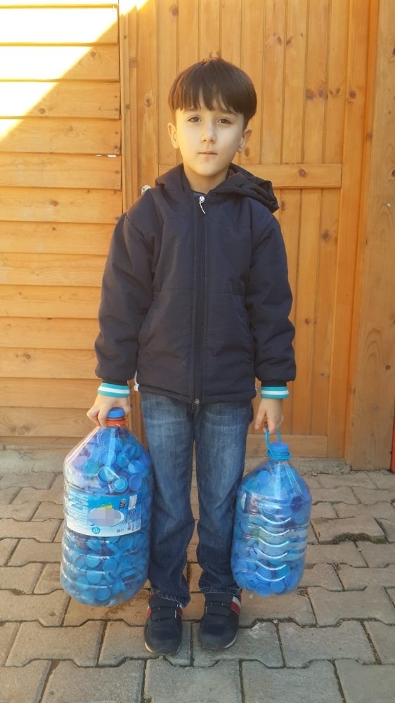Minik Ata Bekir Topladığı Mavi Kapakları Vereceği Yer Arıyor