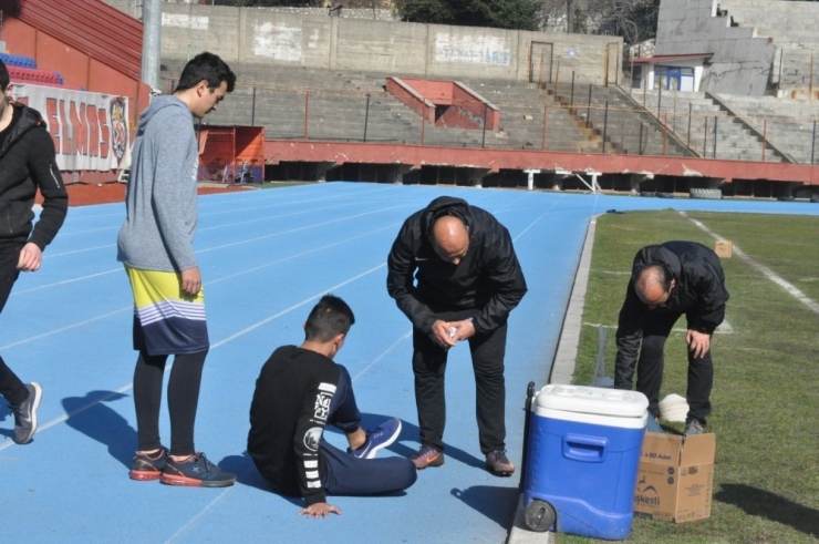 Yere Yığılan Gencin Yardımına Masör Koştu