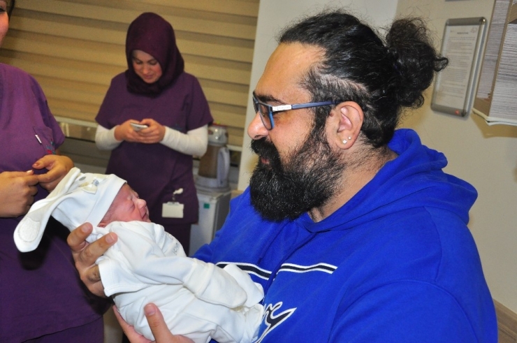 700 Gramlık Parmak Bebek Hayata Tutundu