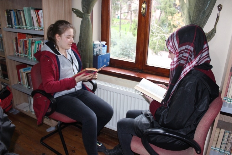 Bandırma Halk Kütüphanesi’nde Okuma Etkinliği