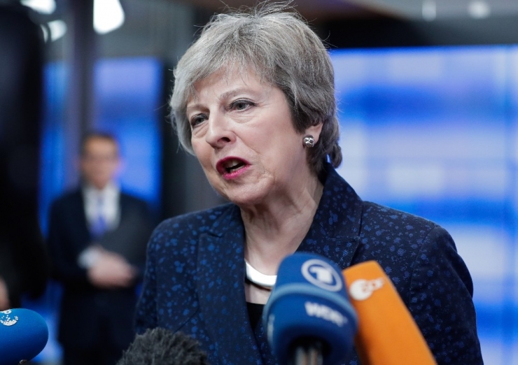 Theresa May Brüksel’den Eli Boş Döndü