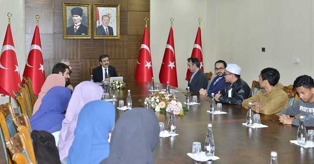 Malezyalı Gençlerden Vali Güzeloğlu’na Ziyaret