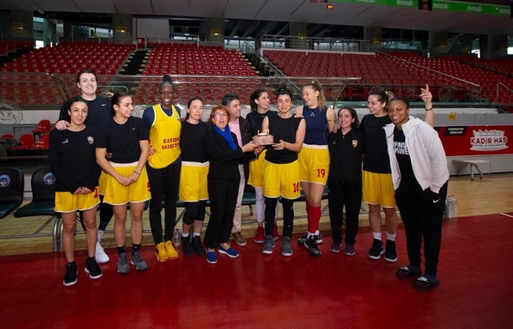 Gamze Takmaz’a Sürpriz Doğum Günü Kutlaması