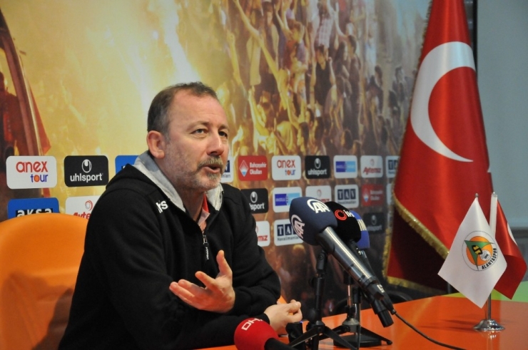 Sergen Yalçın: "Ozan’ı Futbolcu Olduğuna İkna Etmeye Çalışıyoruz"