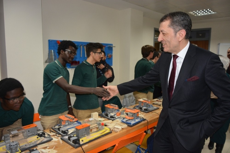 Bakan Selçuk, 59 Ülkeden Gelen Öğrencilerle Bursa’da Buluştu