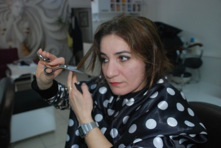 Kendi Saçını Kendisi Kesiyor