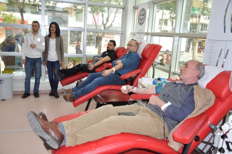 Hayat Veren Eller Kan Bağışında Bulundu