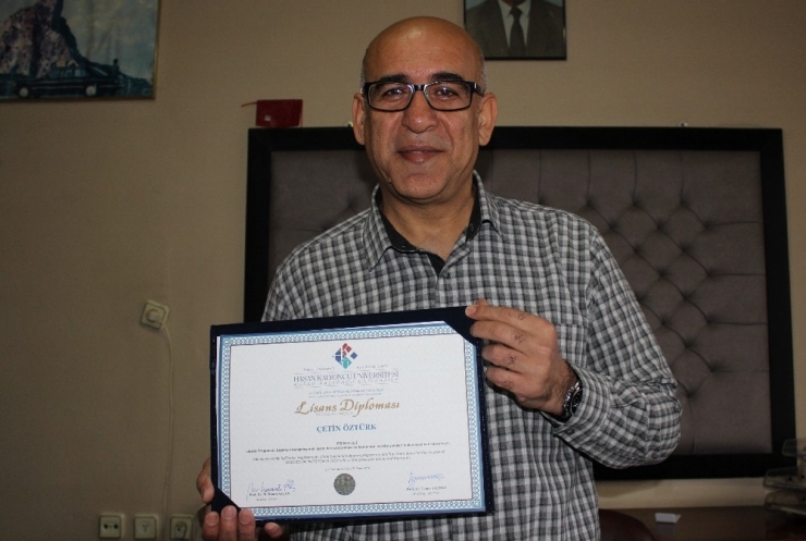 53 Yaşında 4 Yıllık Üniversiteyi 3 Yılda Bitirdi