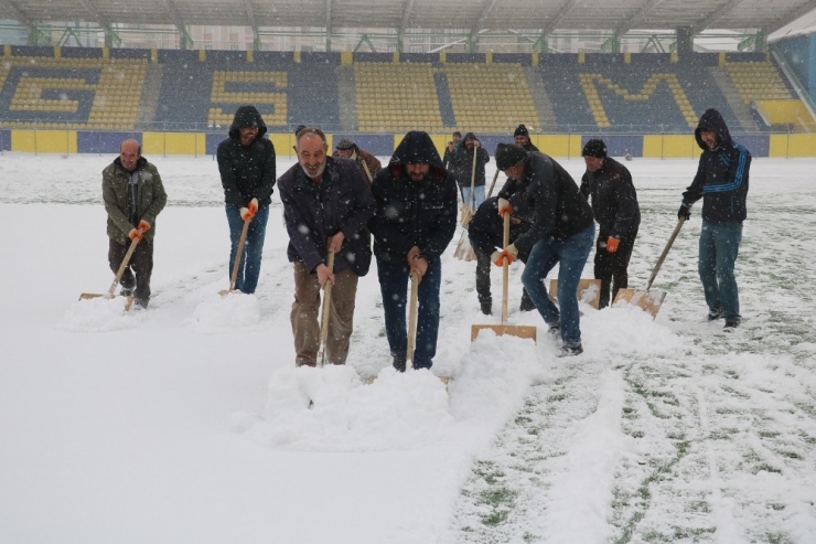 Ağrı Şehir Stadyumu Temizleniyor