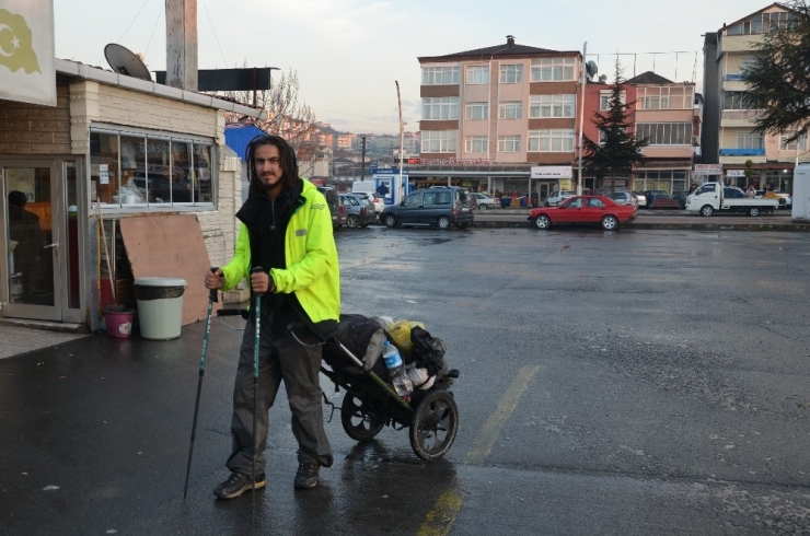 8 Aydır Yolda, Yürüyerek Dünyayı Geziyor