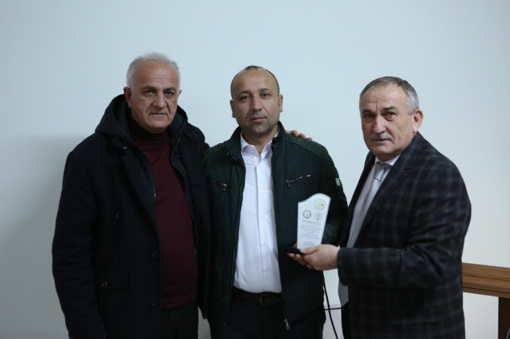 Yaya Geçidinde Köpeğe Yol Veren Parlak, Ayın Şoförü Seçildi