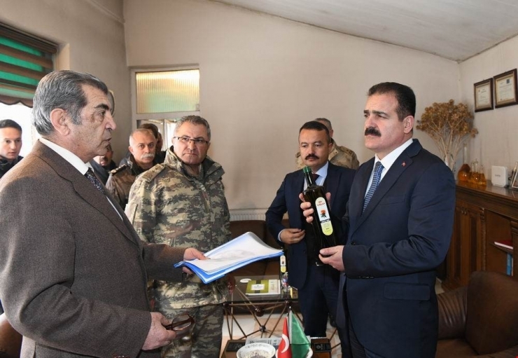 Valisi Akbıyık Aspir Fabrikasını Gezdi