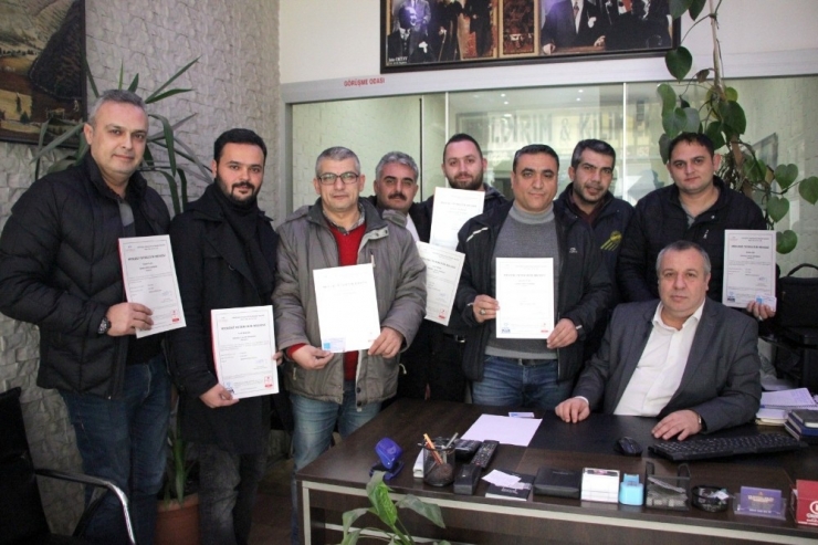 Salihli’de Emlakçılar Belgelerini Aldı