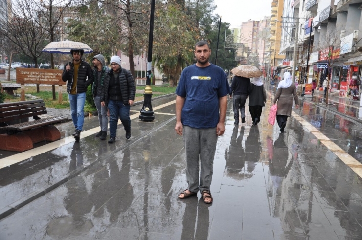 Kış Ortasında Tişörtle Geziyor, Hastalığına Tanı Konulamıyor