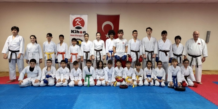 Nazillili Karateciler Madalya Avında