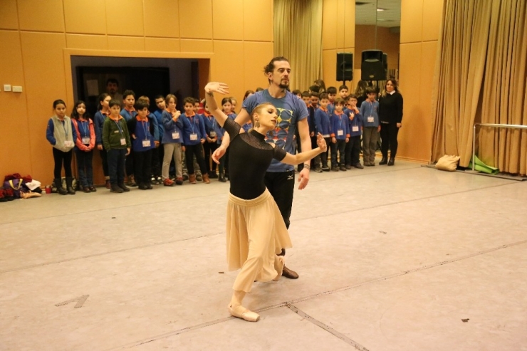 Minikler Sahne Arkasını Gezdi