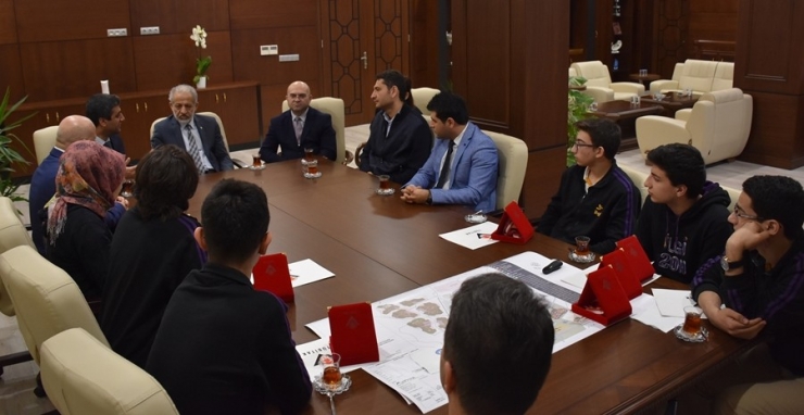 Tübitak Bilim Ödülü Alan Öğrencilerden Rektör Çelik’e Ziyaret
