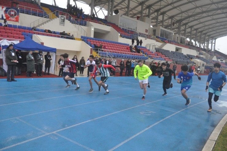 Genç Sporcular Pistin Tozunu Attılar