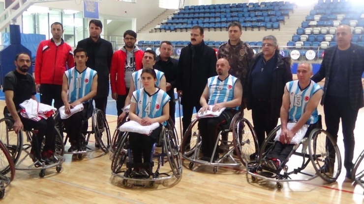 Vali Akbıyık Engellilerin Maçını İzledi