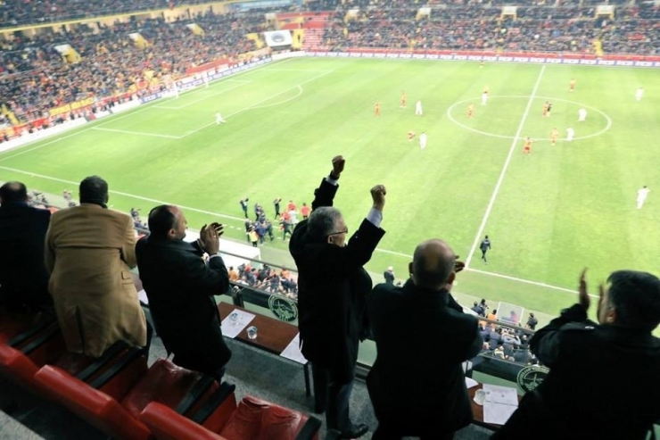 Başkan Adayı Havalara Uçtu