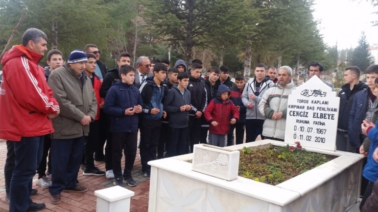 Başpehlivan Cengiz Elbeye Mezarı Başında Anıldı
