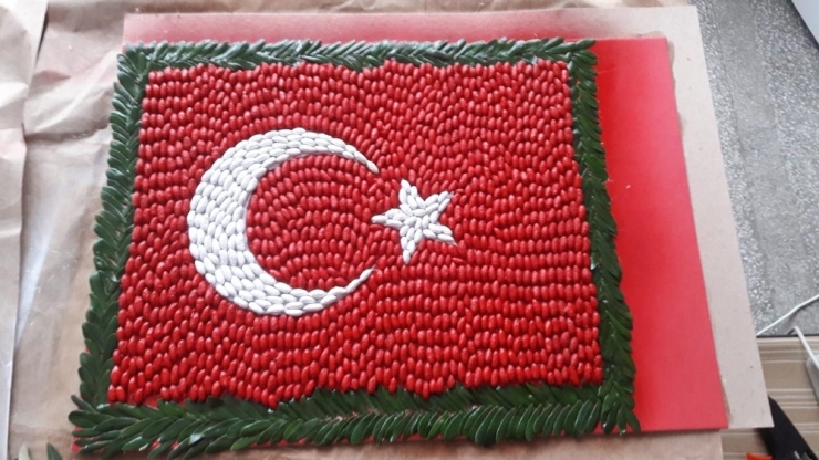 Zeytin Çekirdeklerinden Türk Bayrağı Tasarladılar