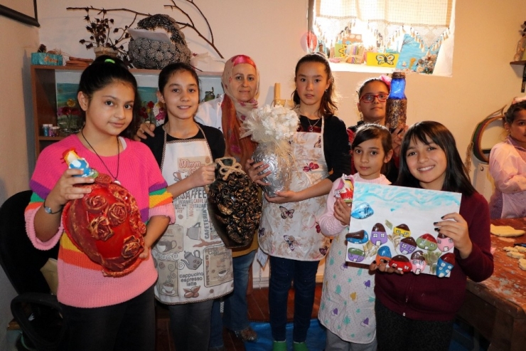 Hem Sosyalleşiyorlar Hem De El Becerileri Gelişiyor