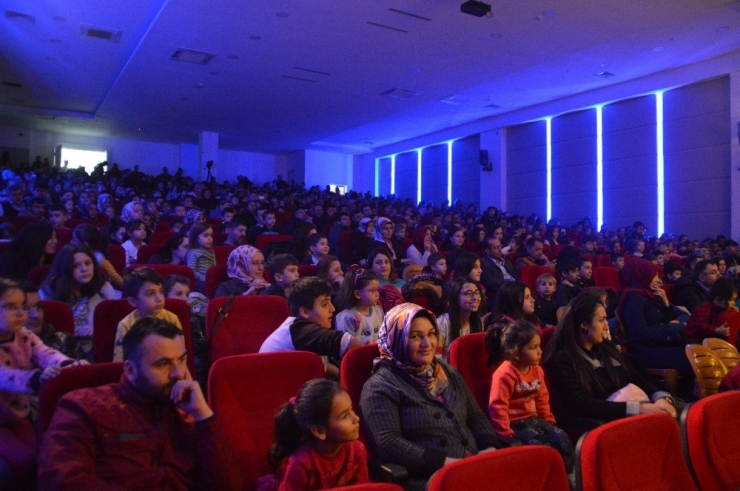 Kastamonu’daki Çocuklar Aileleriyle Birlikte Tiyatronun Tadını Çıkarıyor